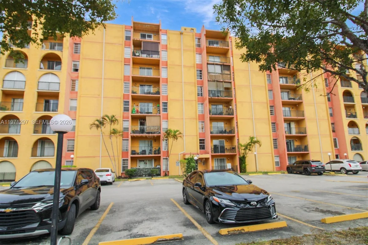 4717 NW 7th St #604-10, Miami: photo 1 of 19