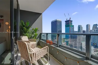 159 NE 6th St #3214, Miami: photo 1 of 8