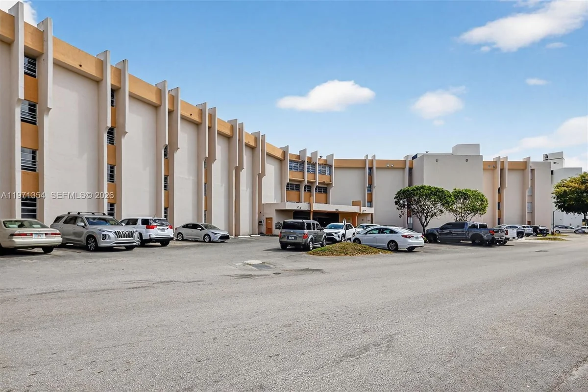 9678 Fontainebleau Blvd #410, Miami: photo 1 of 35