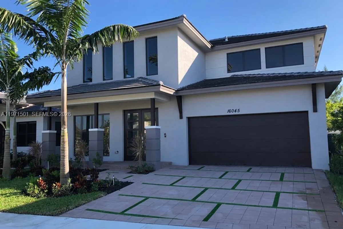 16045 NW 87th Ct, Miami Lakes: photo 1 of 12