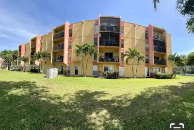 4705 NW 7th St #206-7, Miami: photo 1 of 13