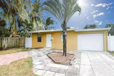 308 NE 8th Ct, Pompano Beach: photo 1 of 10