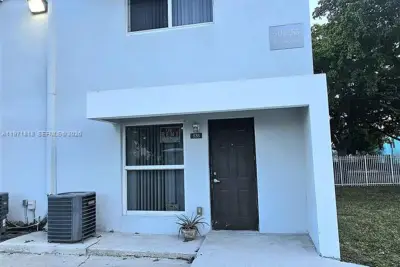 535 NW 19th St #369, Miami: photo 1 of 26