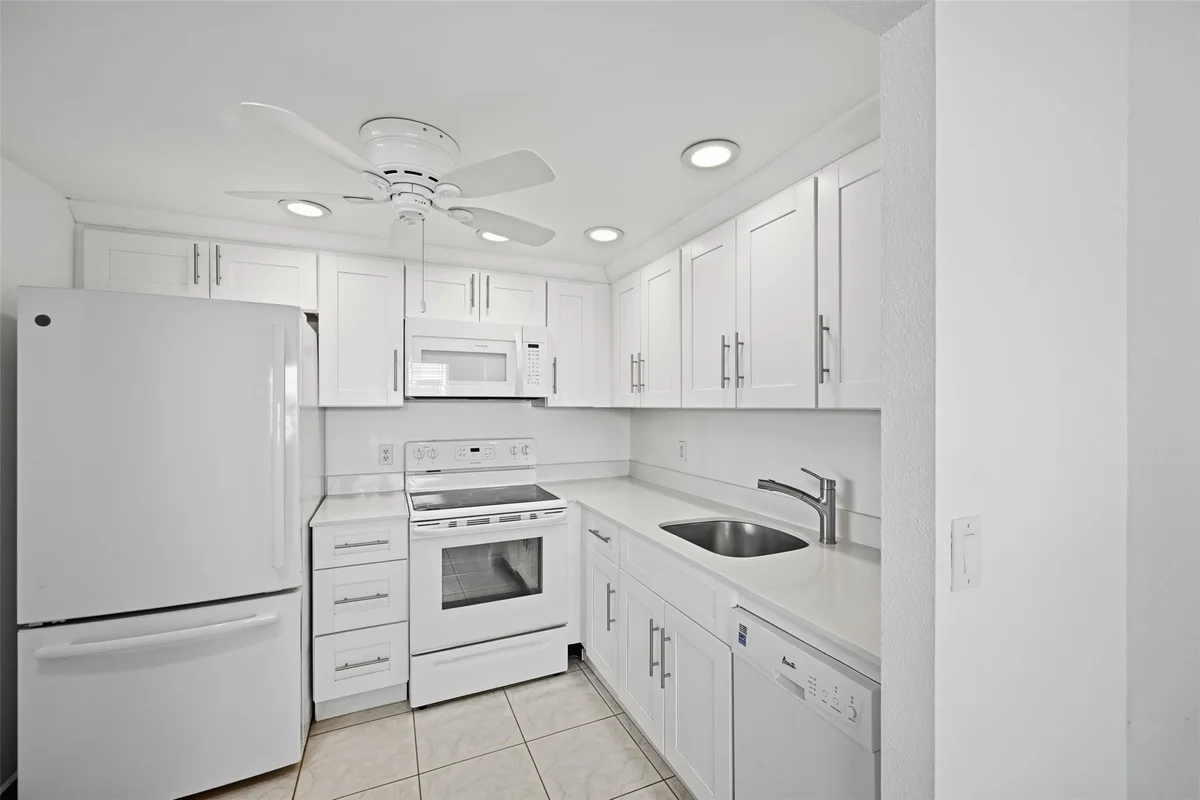 451 Monaco #j, Delray Beach: photo 1 of 22