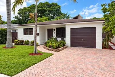 208 SW 2nd Ave, Hallandale Beach: photo 1 of 21