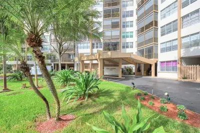 1400 Saint Charles Pl #420, Pembroke Pines: photo 1 of 24