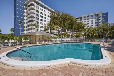 4400 Hillcrest Dr #704, Hollywood: photo 1 of 23