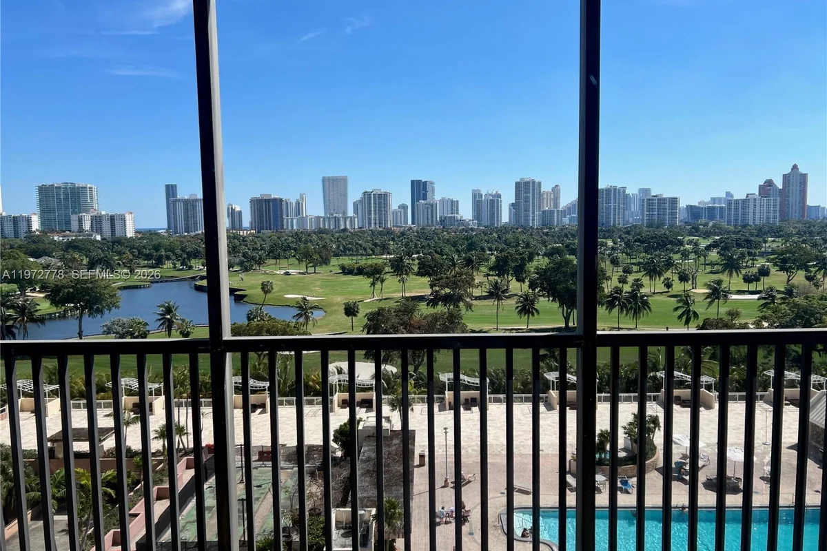 Condo in Aventura: photo 1 of 26