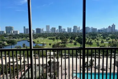 Condo in Aventura: photo 1 of 26