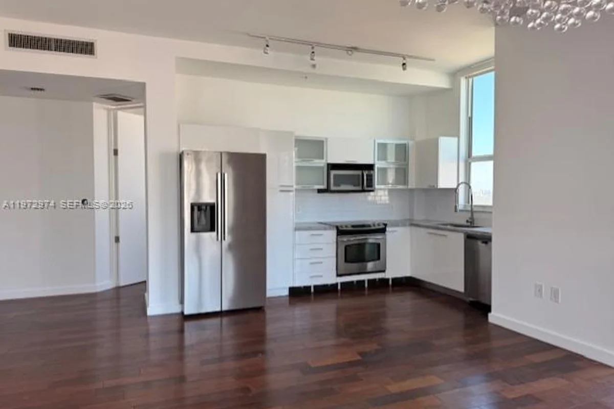 133 NE 2nd Ave #3213, Miami: photo 1 of 14
