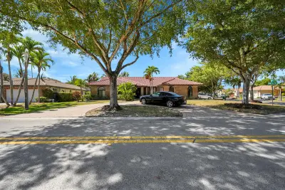 5172 NW 84th Rd, Coral Springs: photo 1 of 38