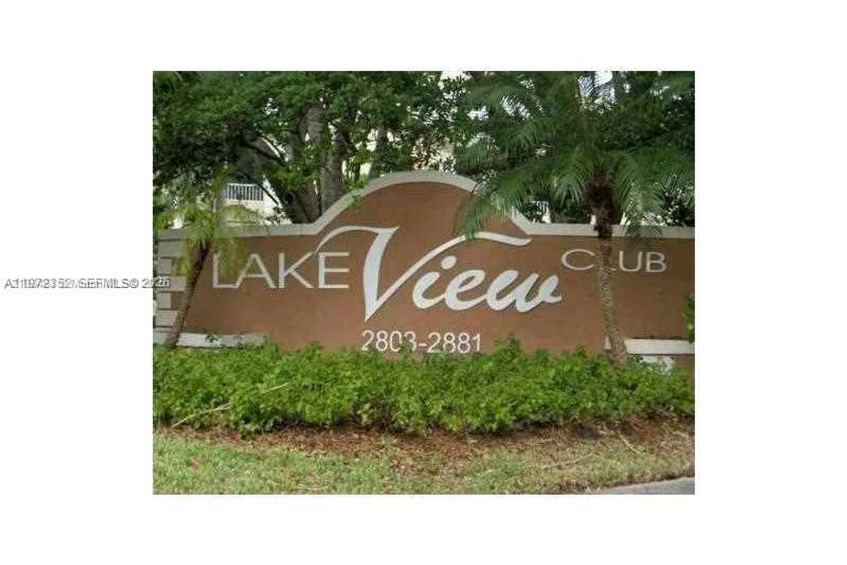 Condo in Oakland Park: photo 1 of 12