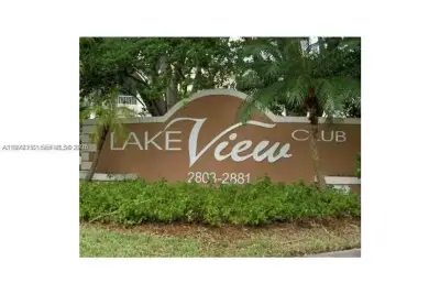 Condo in Oakland Park: photo 1 of 12