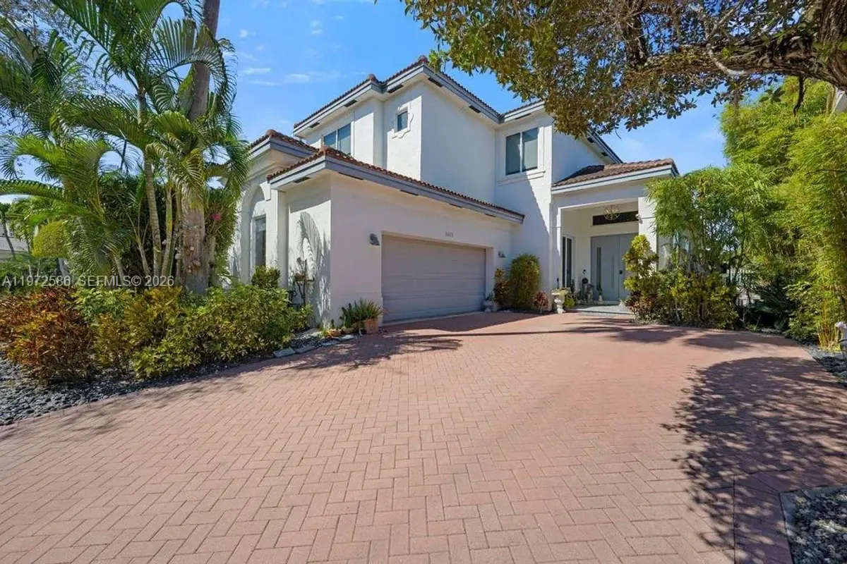 1615 Diplomat Dr, Miami: photo 1 of 27