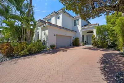 1615 Diplomat Dr, Miami: photo 1 of 27