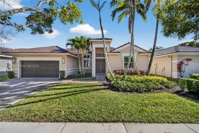 1623 Blue Jay Cir, Weston: photo 1 of 49
