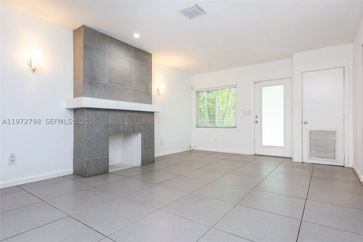330 NE 86 St, El Portal: photo 1 of 14