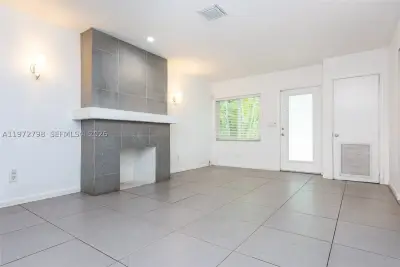 330 NE 86 St, El Portal: photo 1 of 14