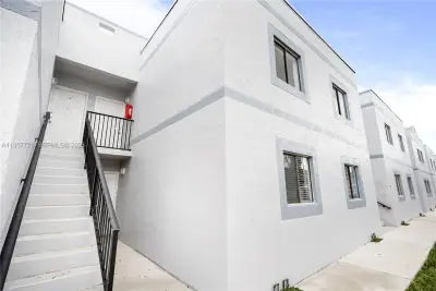 7805 SW 152nd Ave, Miami: photo 1 of 10