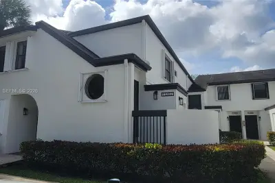11202 Taft St, Pembroke Pines: photo 1 of 30