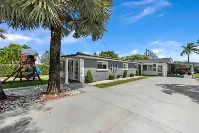 3008 NW 13th St, Miami: photo 1 of 35