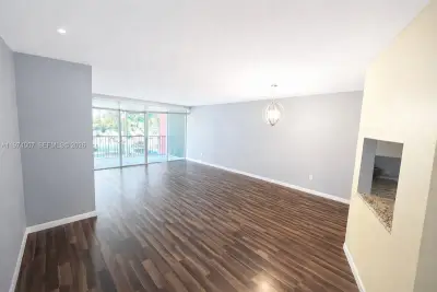 1780 NE 191st St #210-2, Miami: photo 1 of 9
