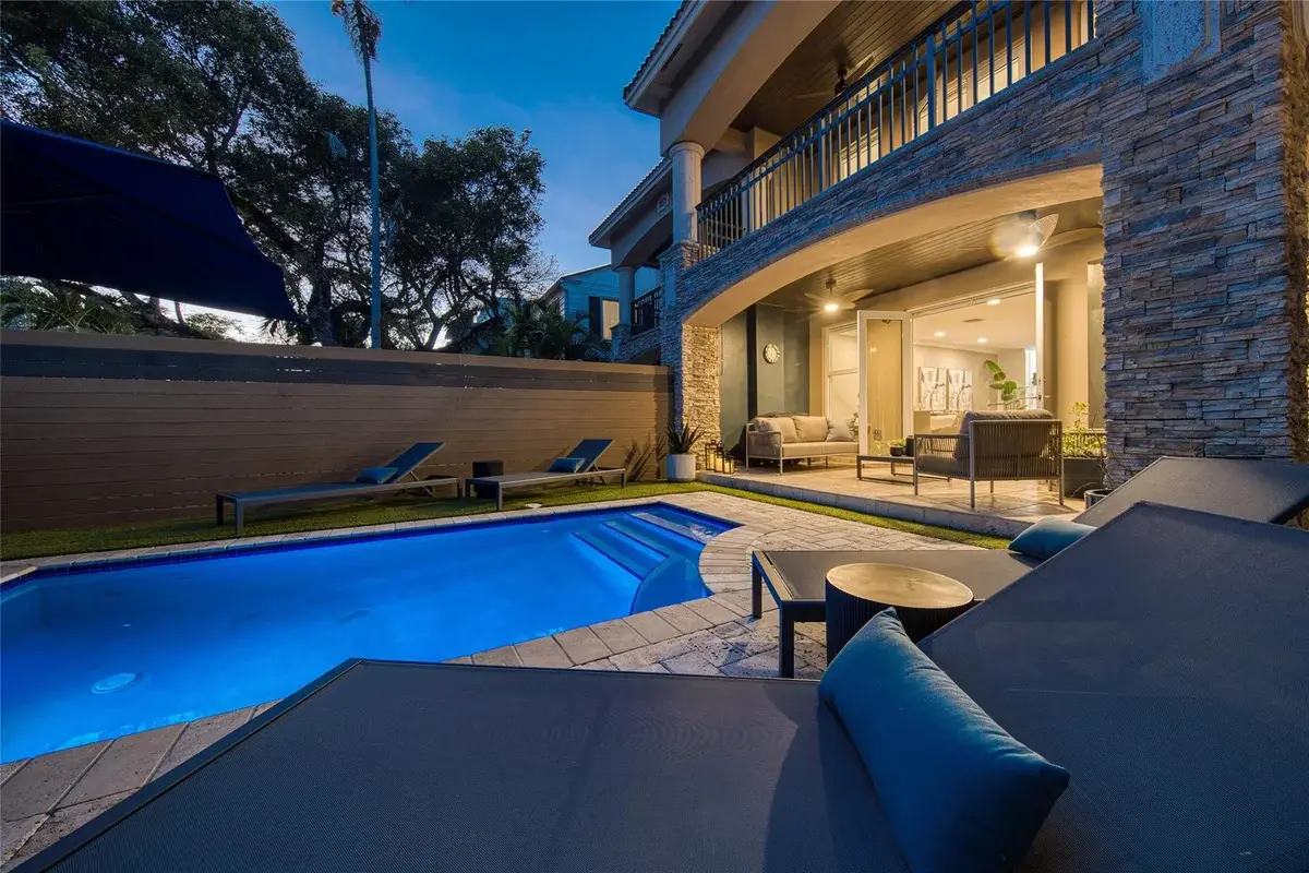 1215 NE 1st St, Fort Lauderdale: photo 1 of 78