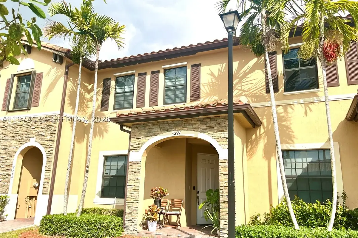 9271 W 33rd Ln, Hialeah: photo 1 of 23