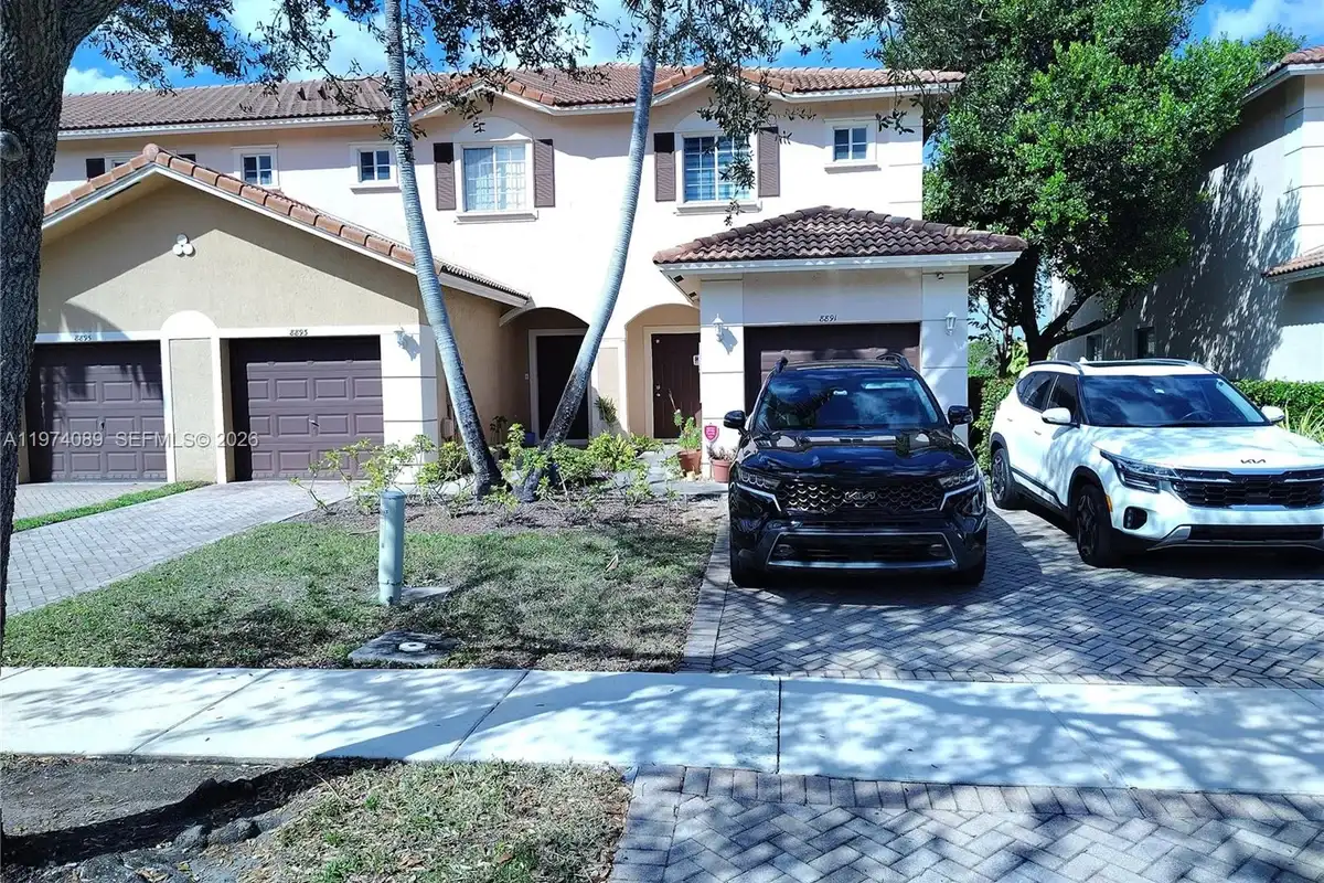 Townhouse in Tamarac: photo 1 of 13
