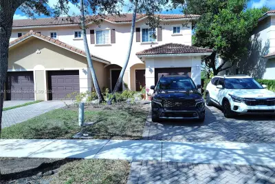 Townhouse in Tamarac: photo 1 of 13