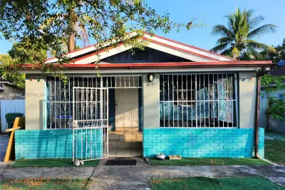 227 NW 33rd St, Miami: photo 1 of 6