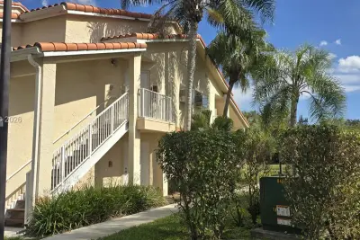3300 N Pinewalk Dr N #1911, Margate: photo 1 of 17