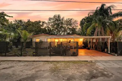 154 NW 67th St, Miami: photo 1 of 29