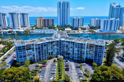 1000 Parkview Dr #1022, Hallandale Beach: photo 1 of 20