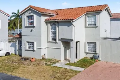12689 NW 10th Way, Miami: photo 1 of 35