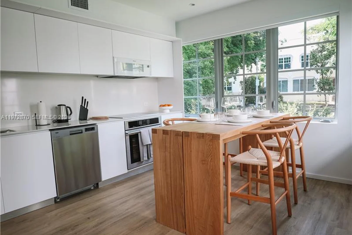 128 NE 46th St #3, Miami: photo 1 of 17