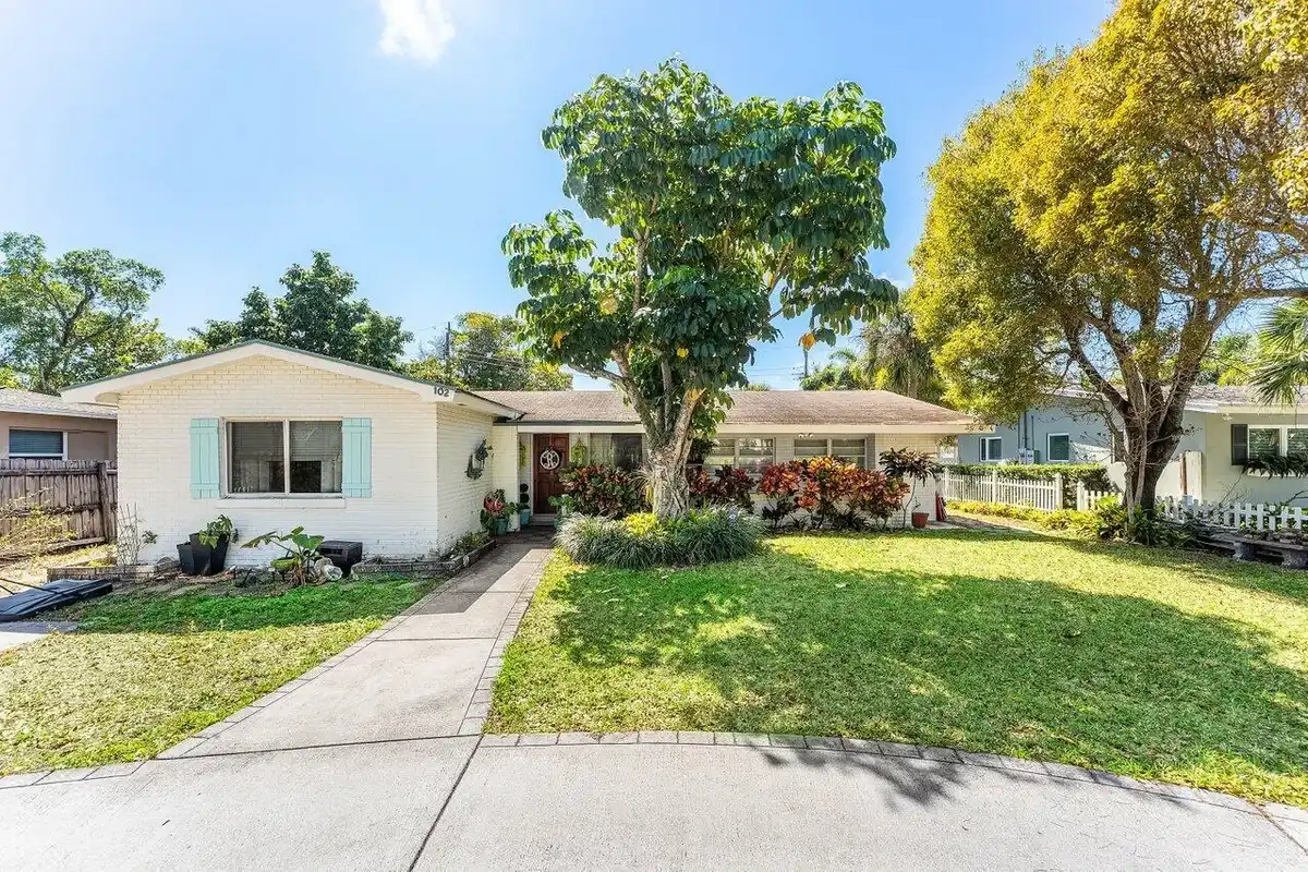 102 NE 22nd St, Delray Beach: photo 1 of 26