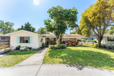 102 NE 22nd St, Delray Beach: photo 1 of 26
