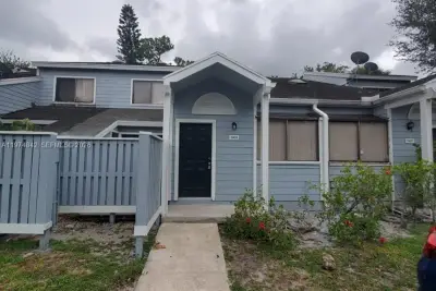 Townhouse in North Lauderdale: photo 1 of 21