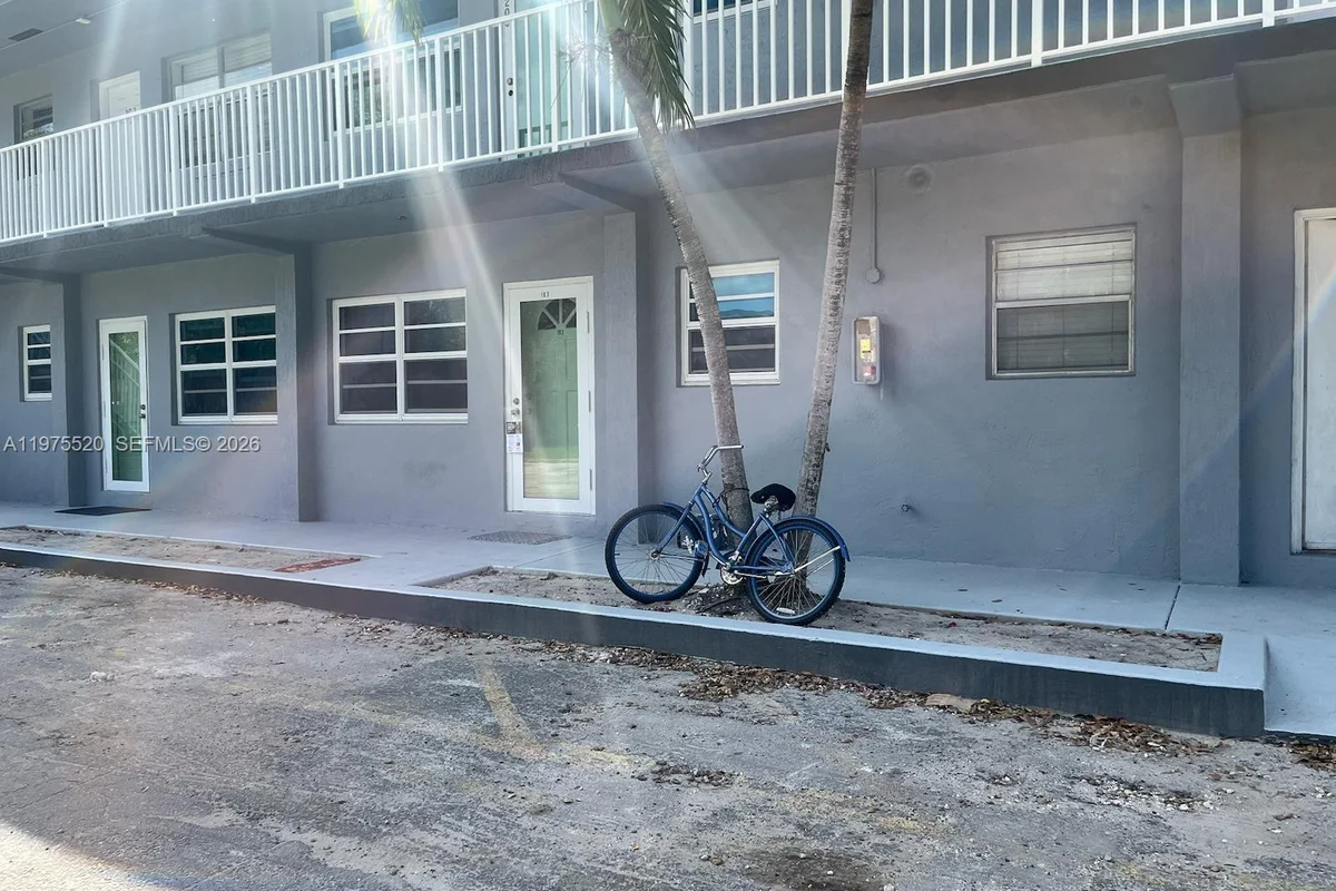 Condo in Dania Beach: photo 1 of 14