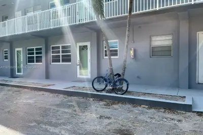 Condo in Dania Beach: photo 1 of 14