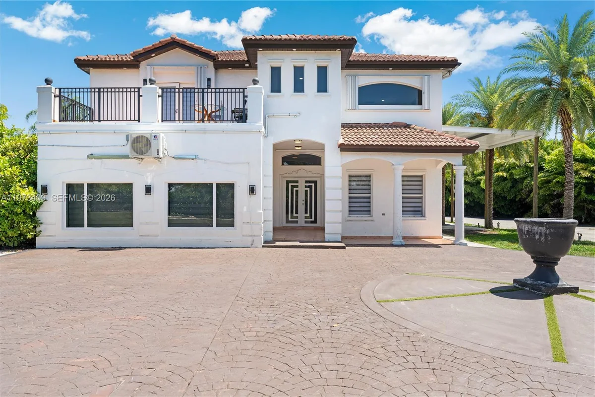13050 SW 26th St, Miami: photo 1 of 43