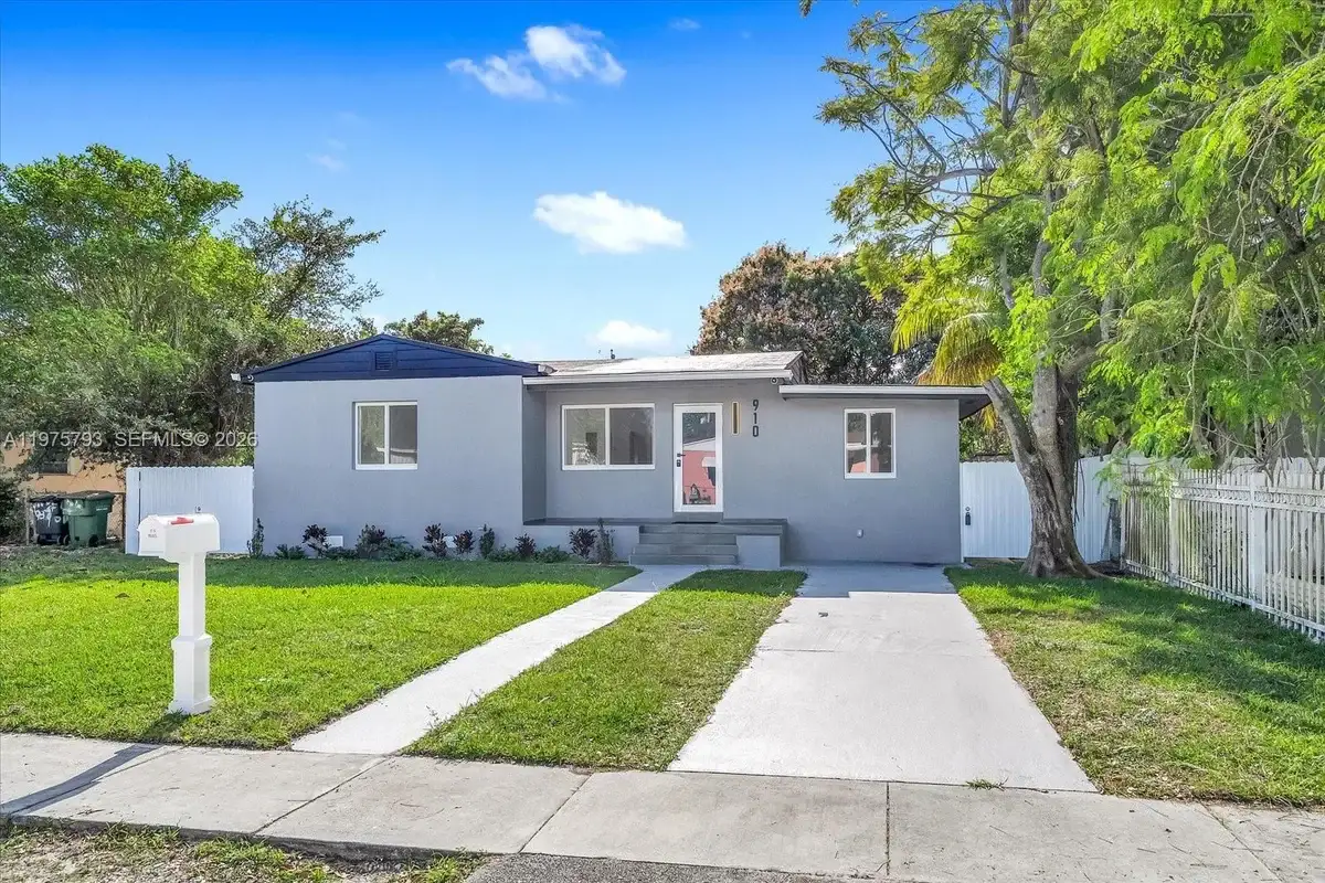 910 NW 133rd St, North Miami: photo 1 of 25