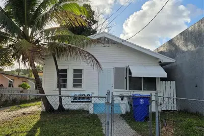 2722 NW 23rd Ave, Miami: photo 1 of 7