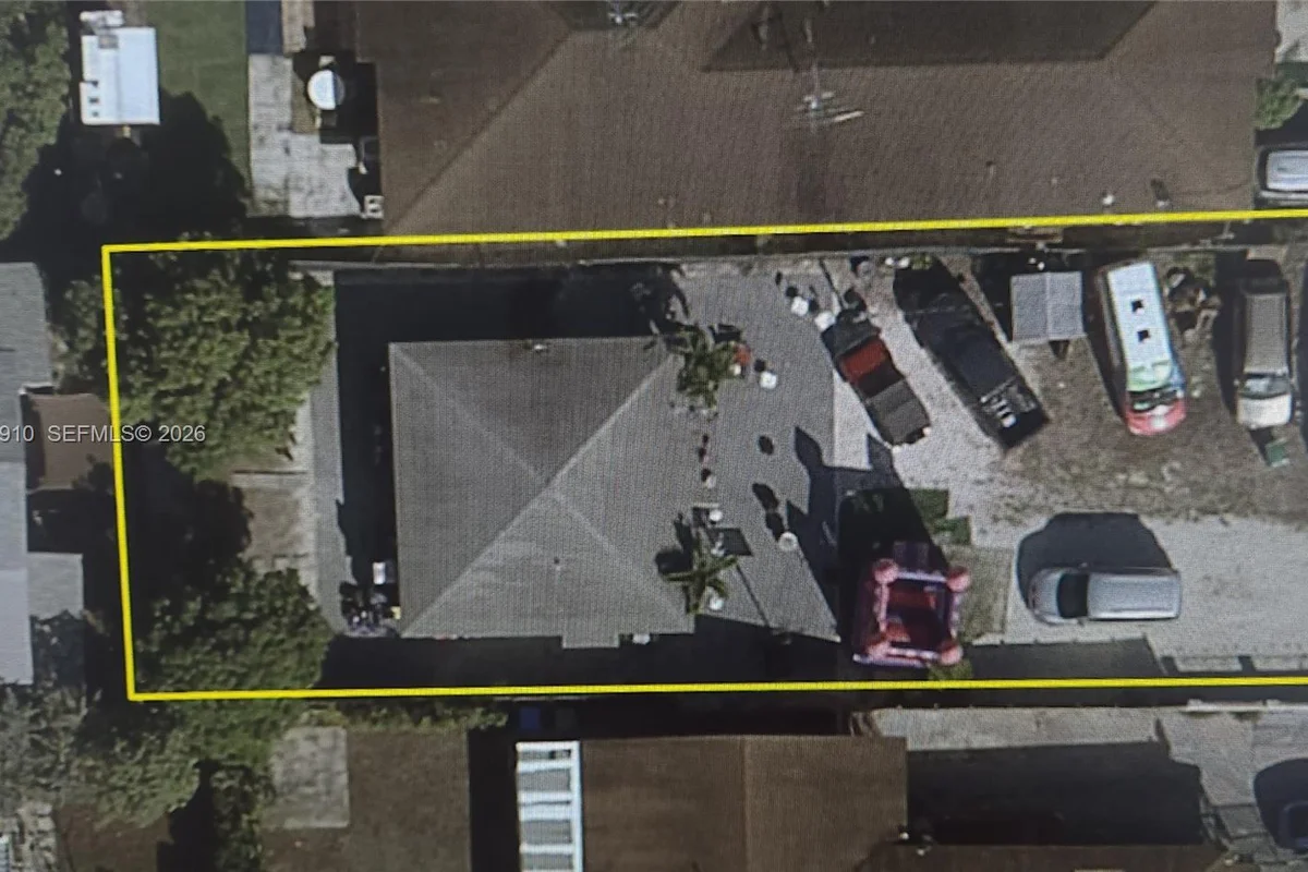 150 NW 17th Ct, Miami: photo 1 of 20