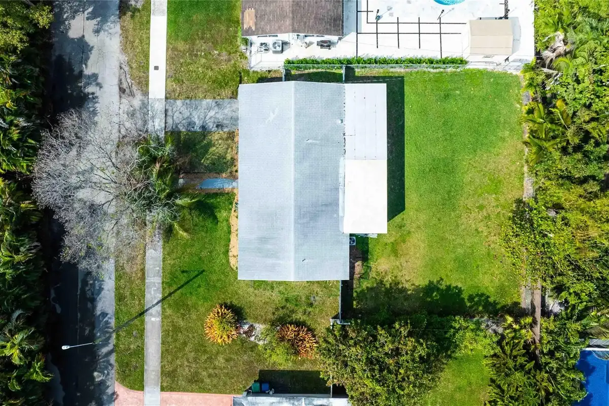 2515 NE 207th St, Miami: photo 1 of 50