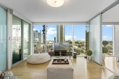 1040 Biscayne Blvd #1107, Miami: photo 1 of 43