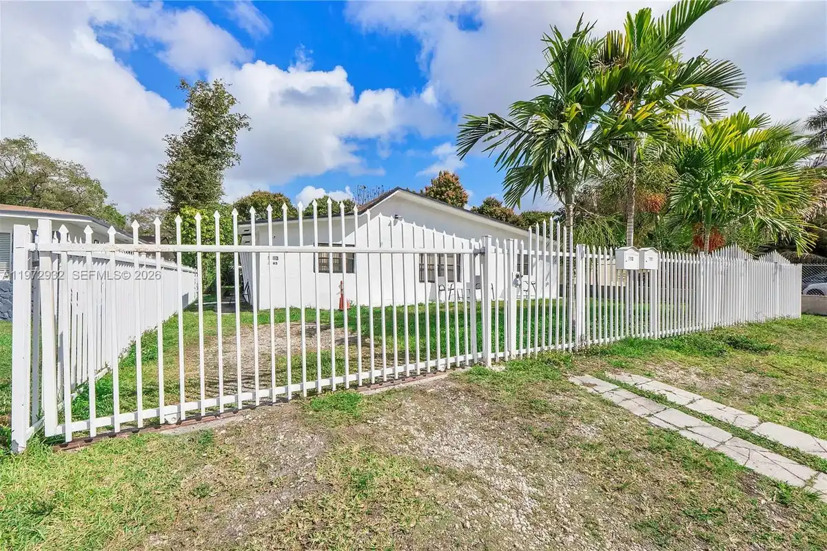 1563 NE 148th St, Miami: photo 1 of 11