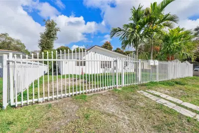 1563 NE 148th St, Miami: photo 1 of 11