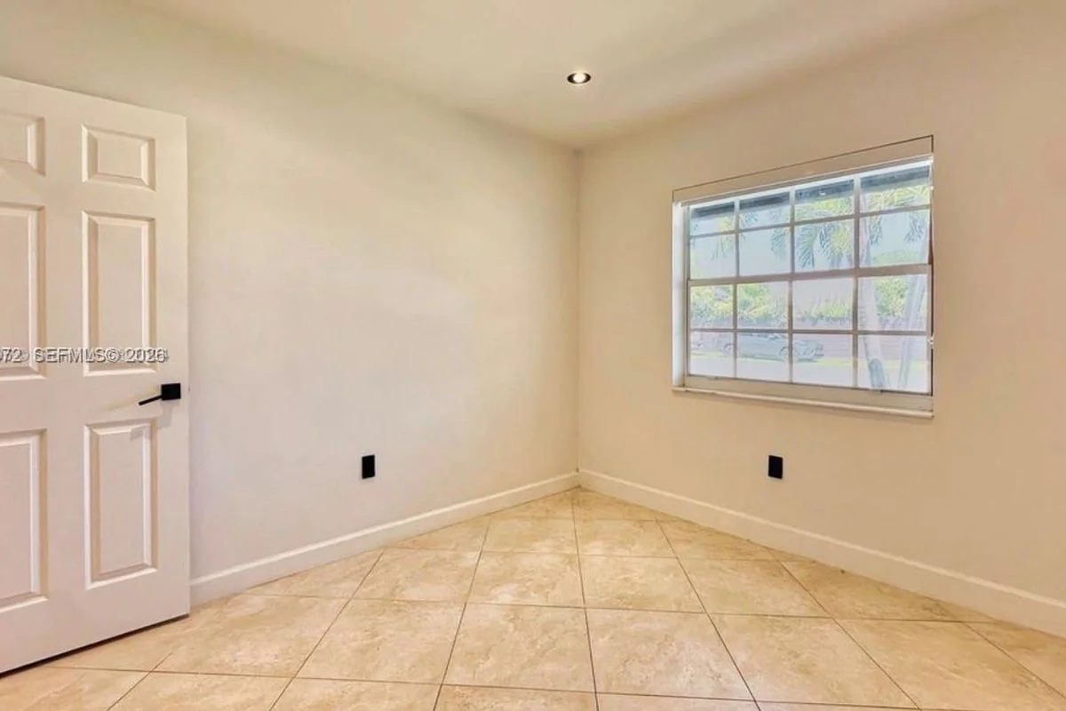21020 NE 18th Ct, Miami: photo 1 of 11